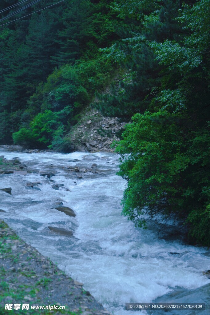 山间溪流