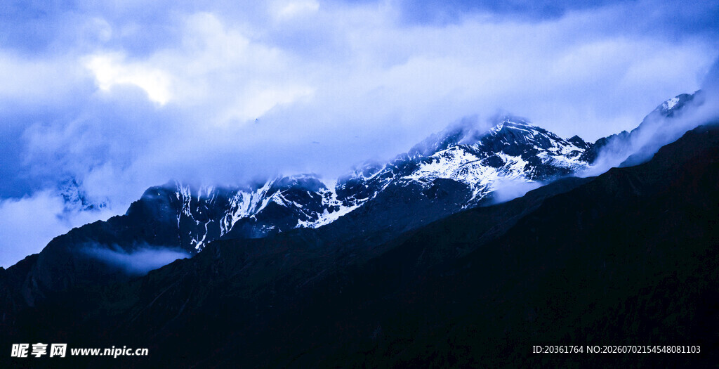 雪山云海壮丽风光