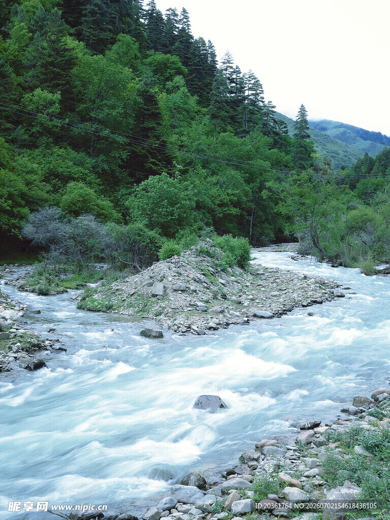 山间湍急溪流