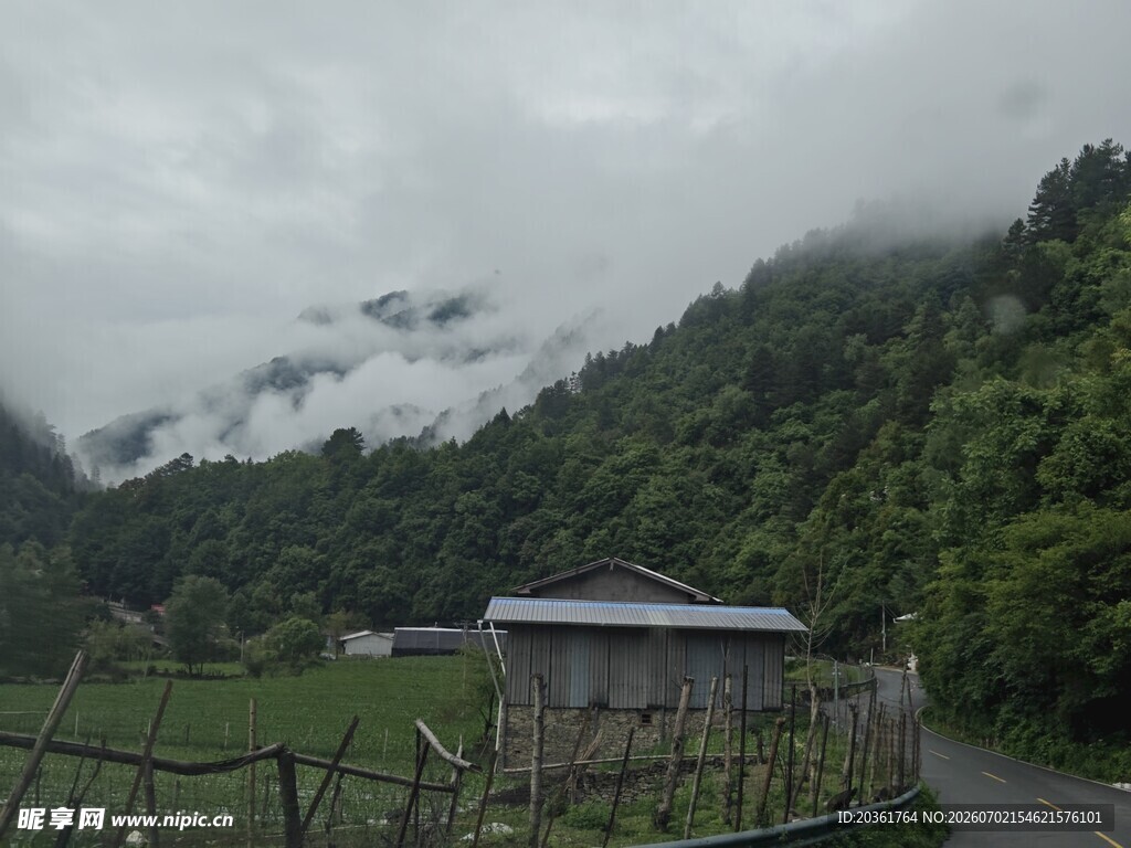 山间云雾中的小屋与道路