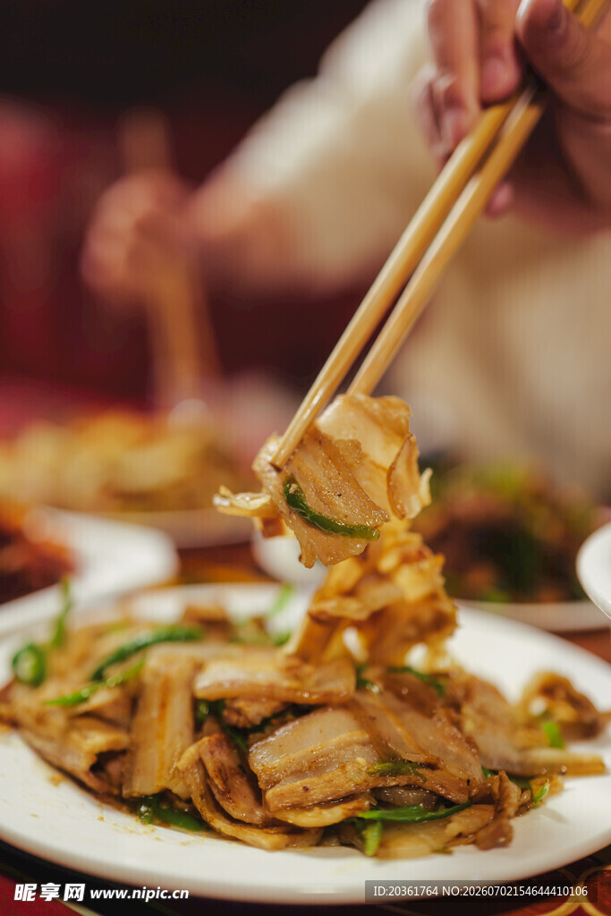 筷子夹起美味炒肉