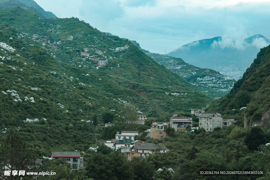 山间村落隐于葱郁群山