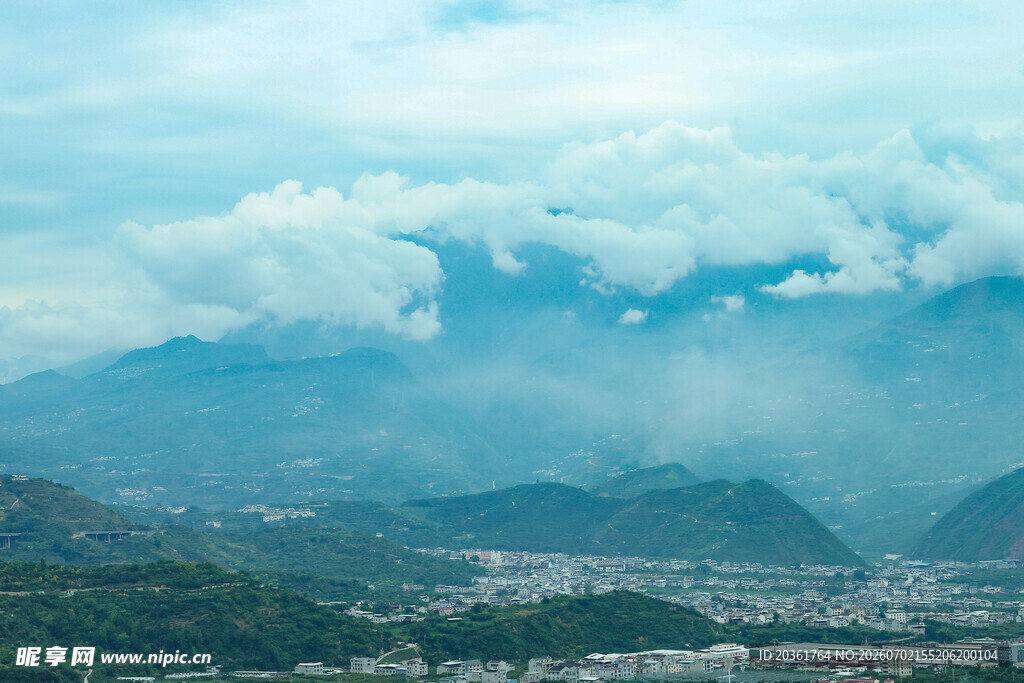 山间云雾缭绕的美丽景致