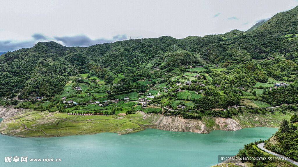 青山绿水间的秀丽湖景