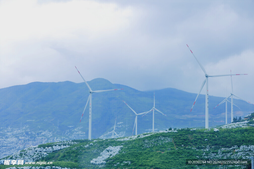 山间风力发电机组景观