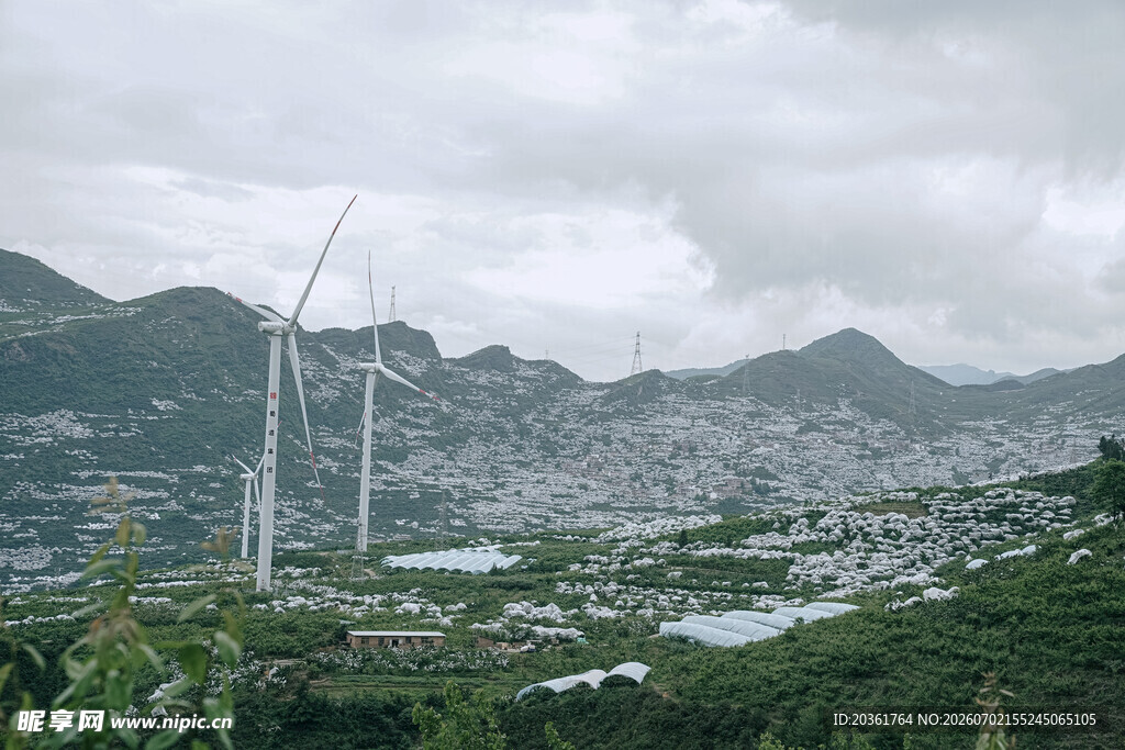 山间风力发电场景观