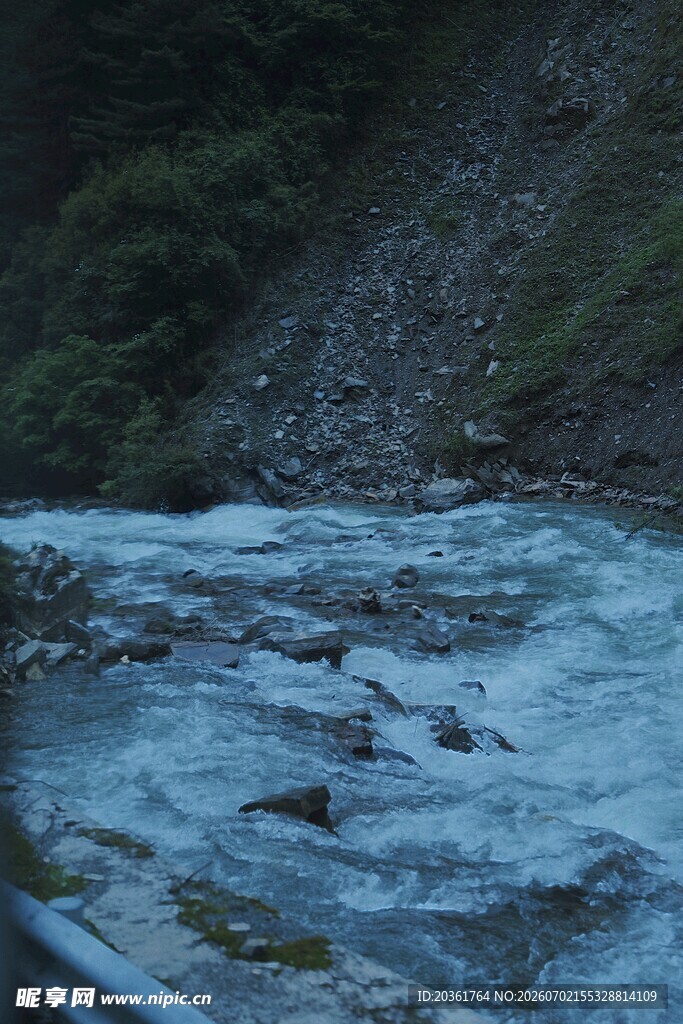 山间溪流