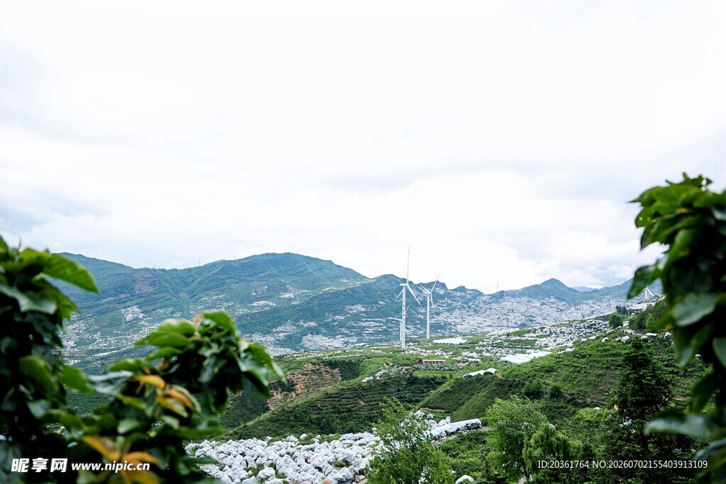 山间绿意与远方风车景观
