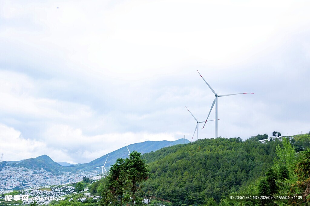 山间风车与葱郁山林景观