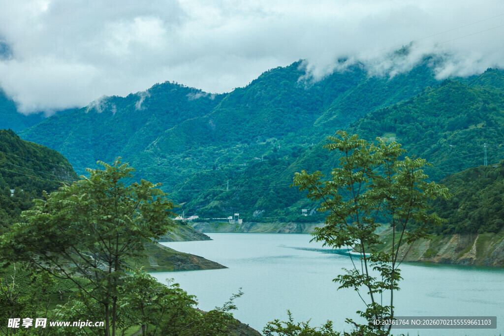 青山绿水间的宁静湖泊