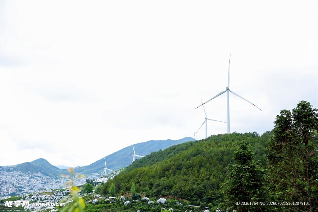 山间风力发电景观