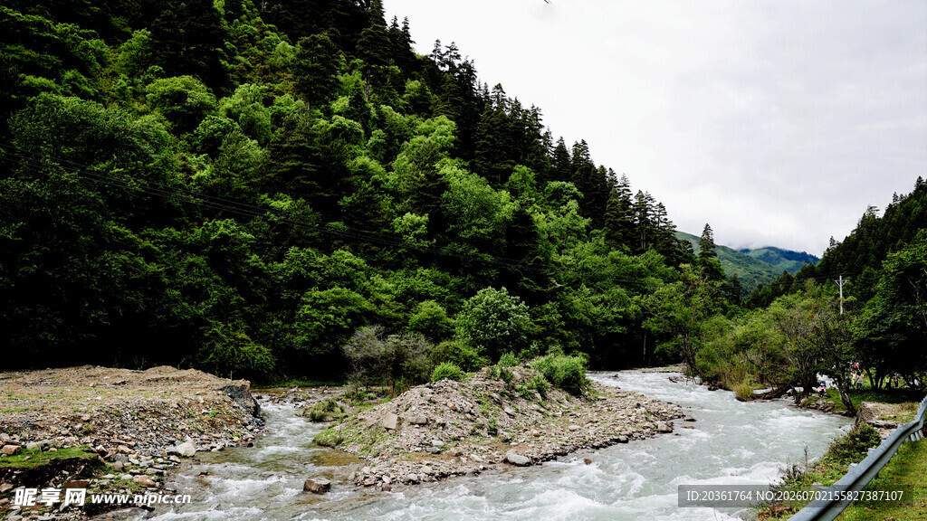 山间溪流