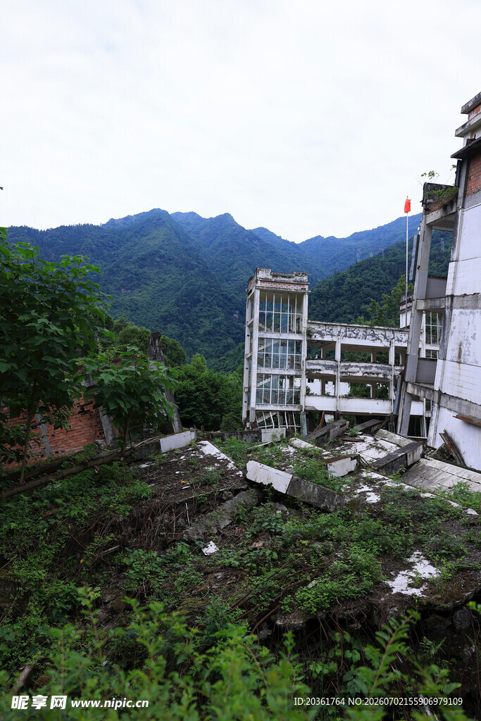 山间在建建筑与繁茂植被