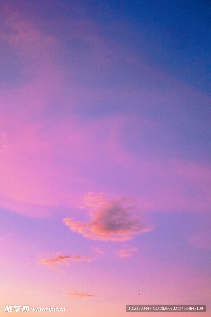 梦幻粉紫天空中的云朵