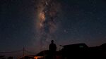 星空下的人影与壮丽星河