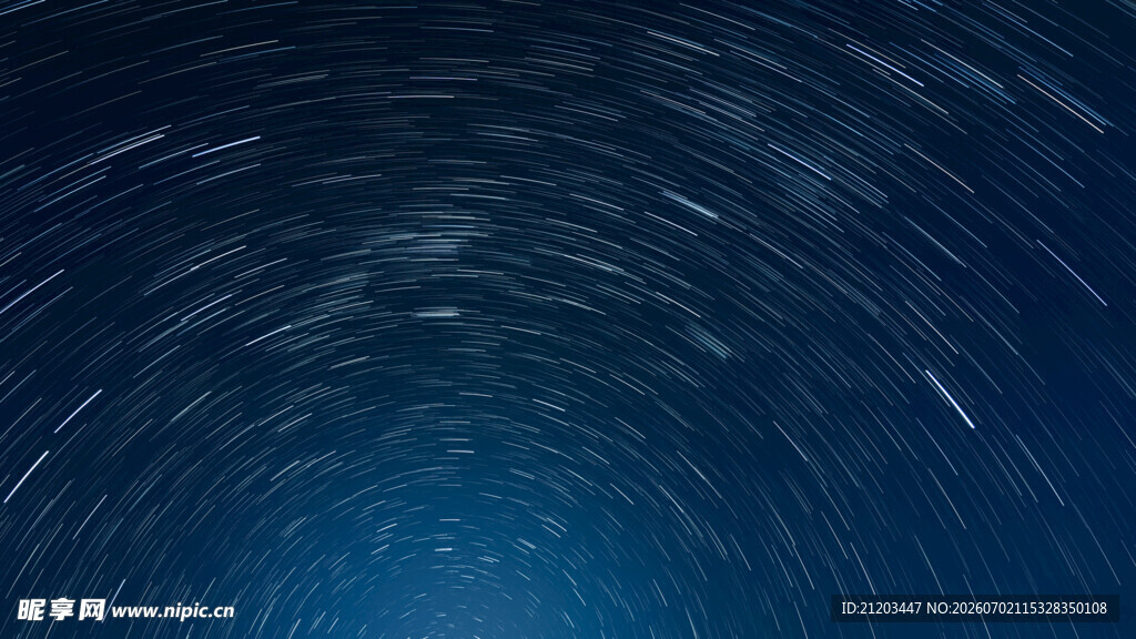 星轨流转的深邃夜空