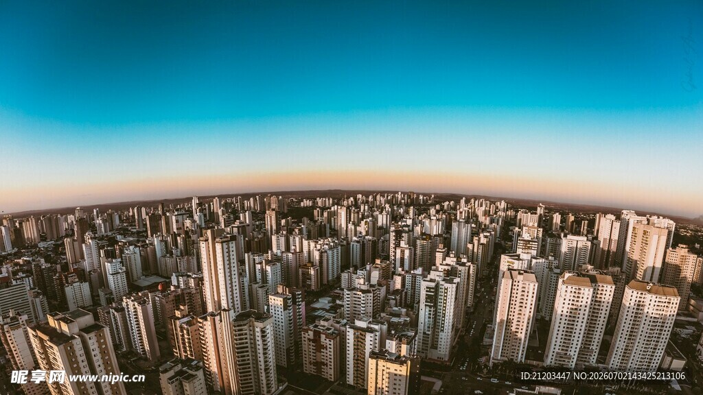 俯瞰繁华都市建筑群