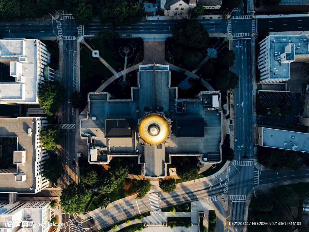 俯瞰建筑景观中的圆形地标