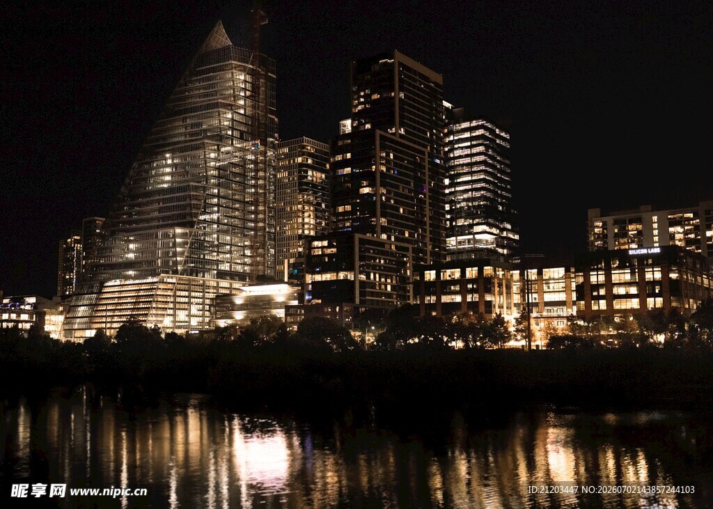 城市夜景灯火璀璨映湖面