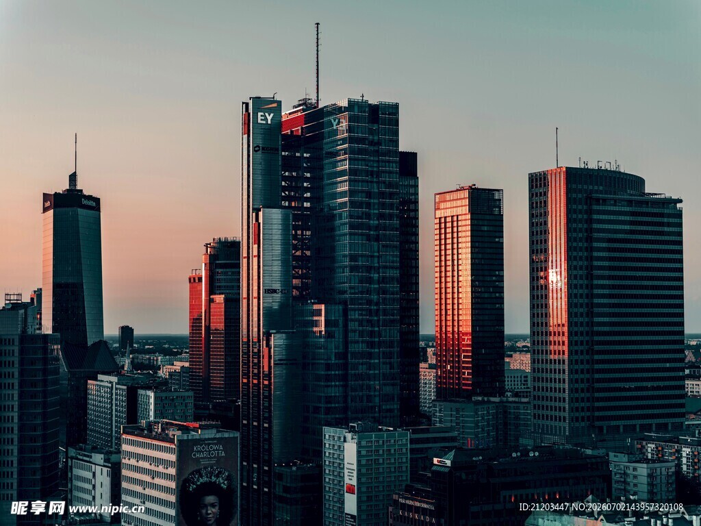 城市天际线夕阳下的繁华