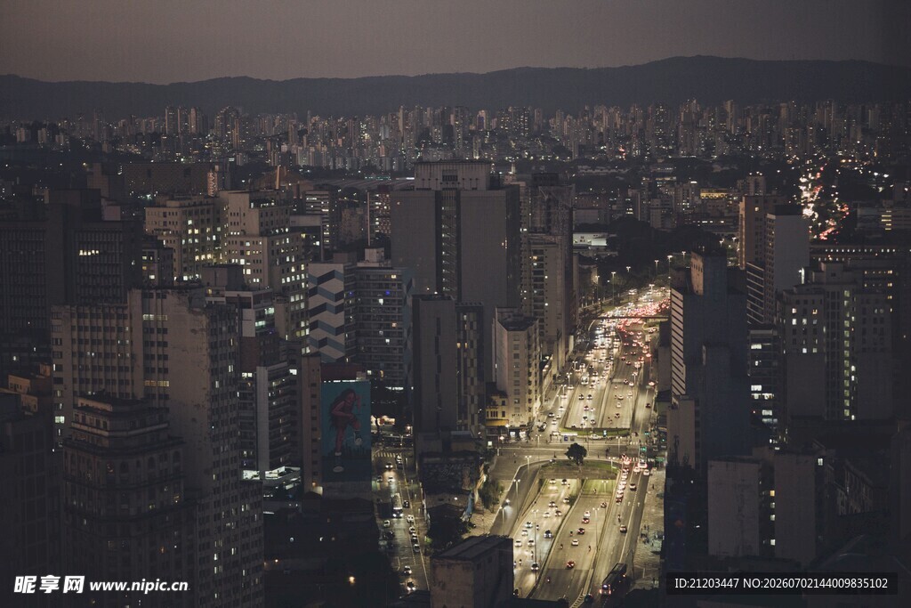 城市夜景中的梦幻光影元素