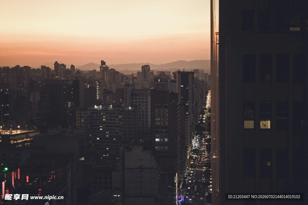 城市黄昏天际线景观
