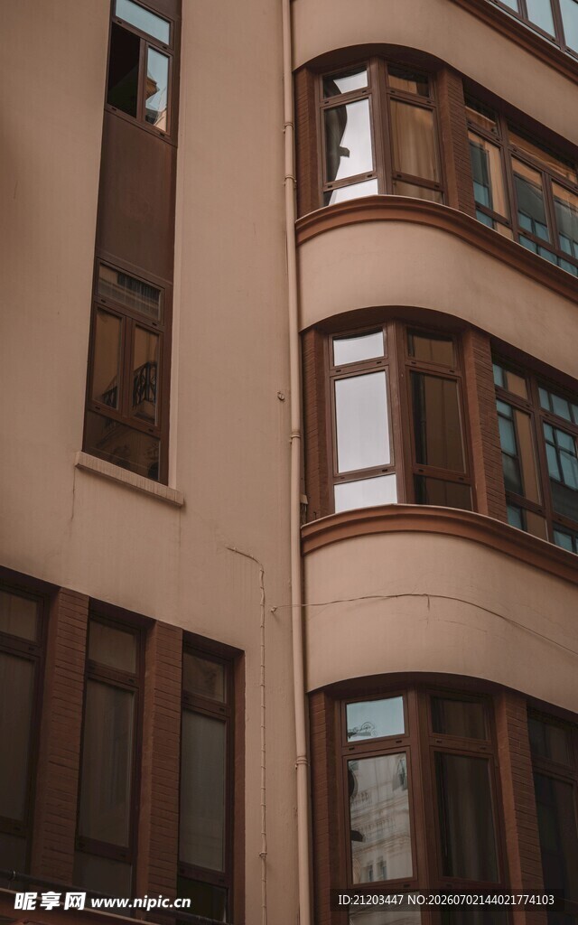 转角建筑的多扇复古窗户