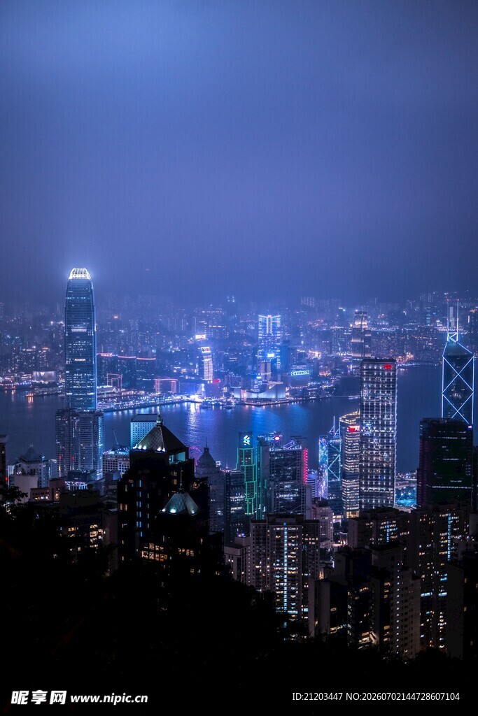 夜幕下璀璨的城市景观