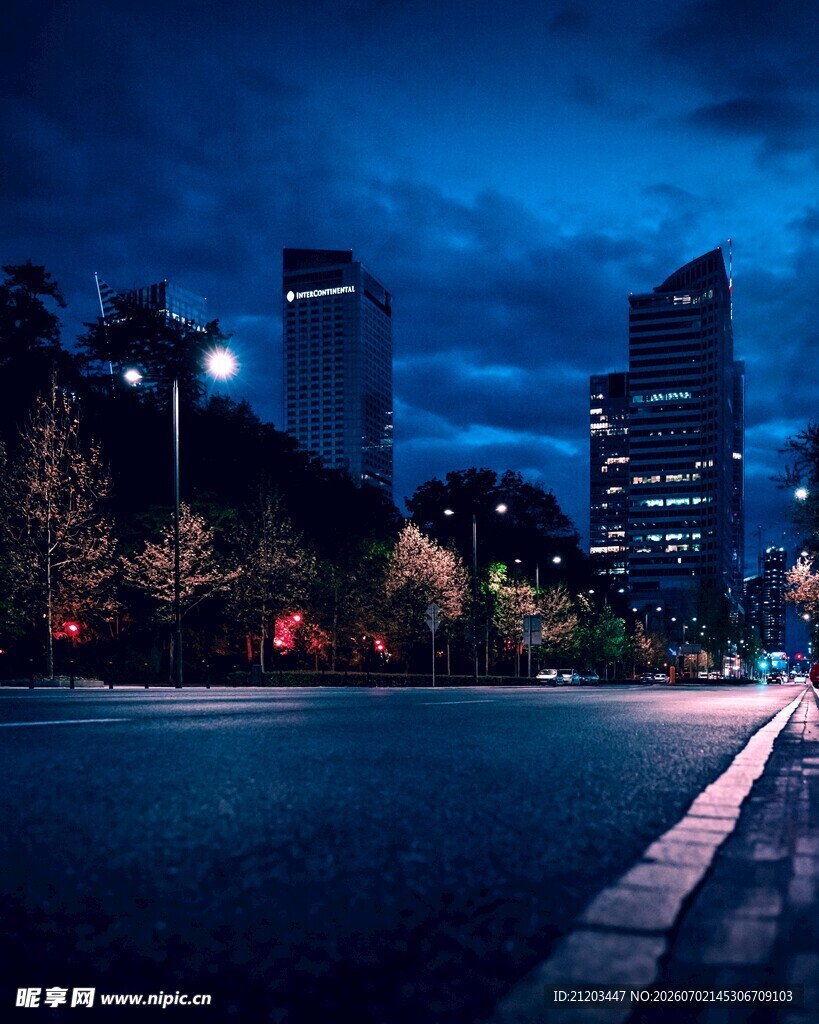 夜幕下的城市道路景观