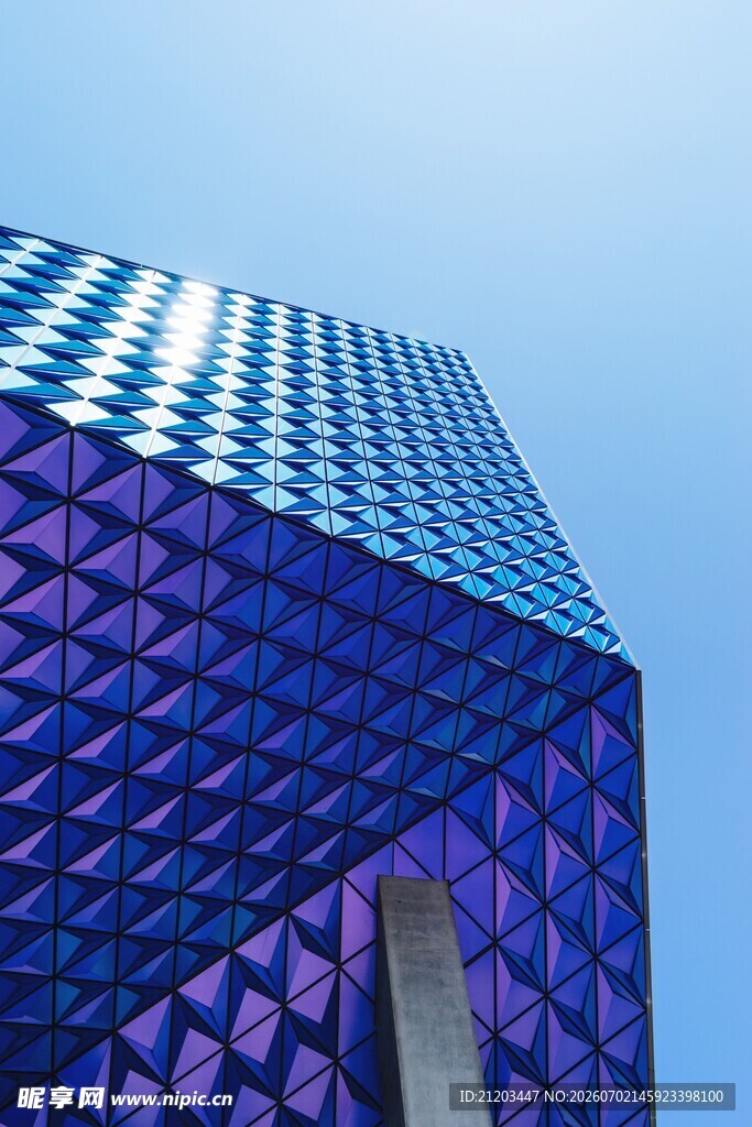 紫色几何造型现代建筑