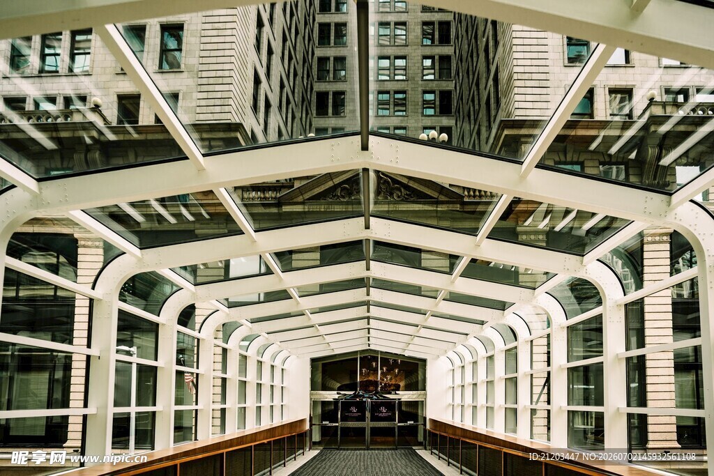 现代建筑连廊内部景观