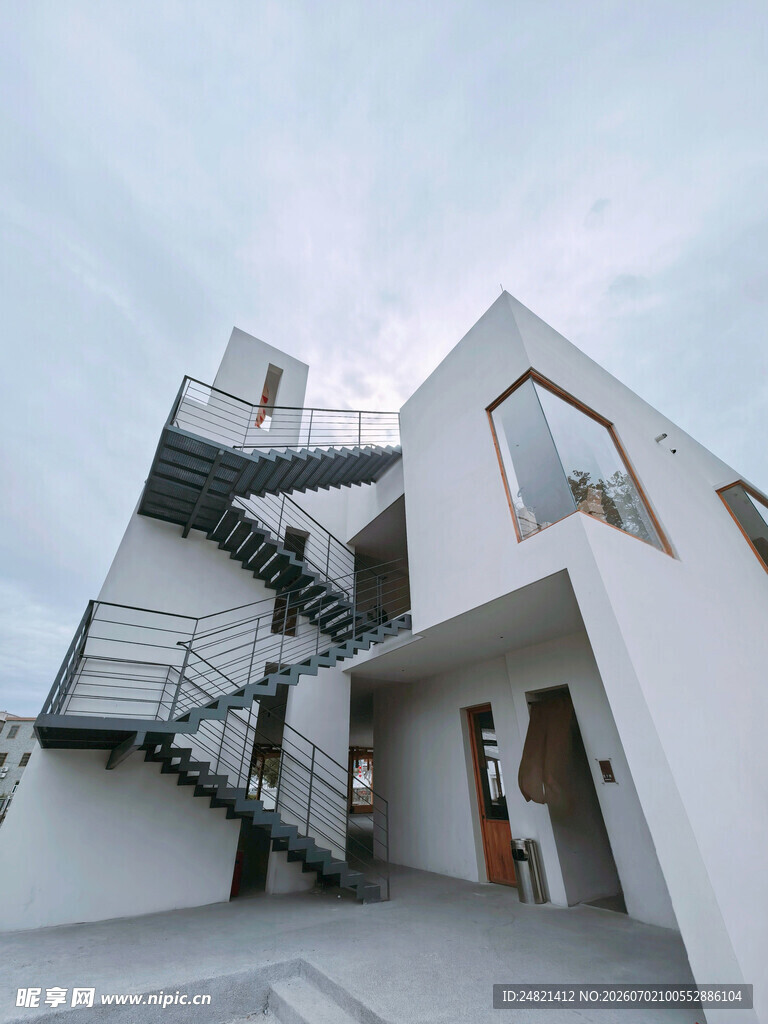 现代简约风白色建筑外观