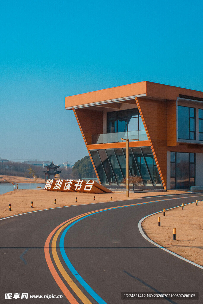 现代公路旁的独特建筑