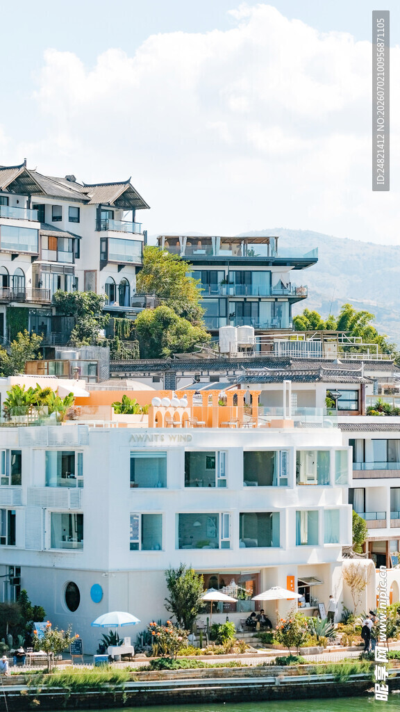 河畔多彩建筑景观