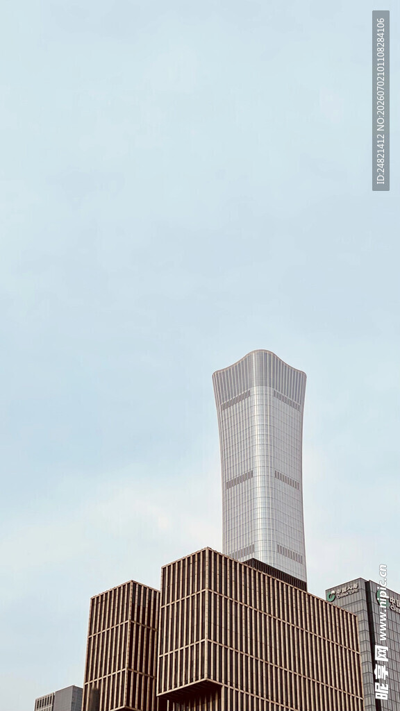 城市中高耸的现代摩天大楼