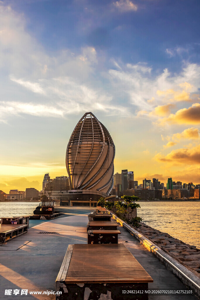 海滨独特建筑的美丽黄昏