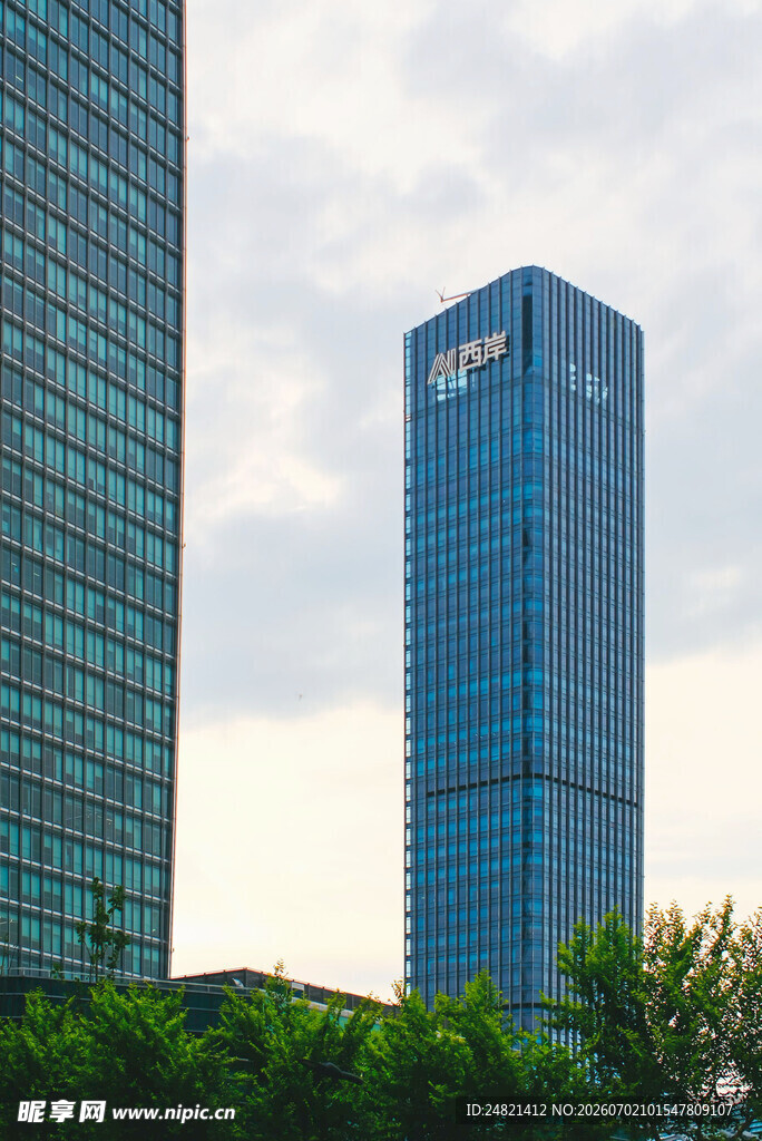 城市高楼与绿树景观