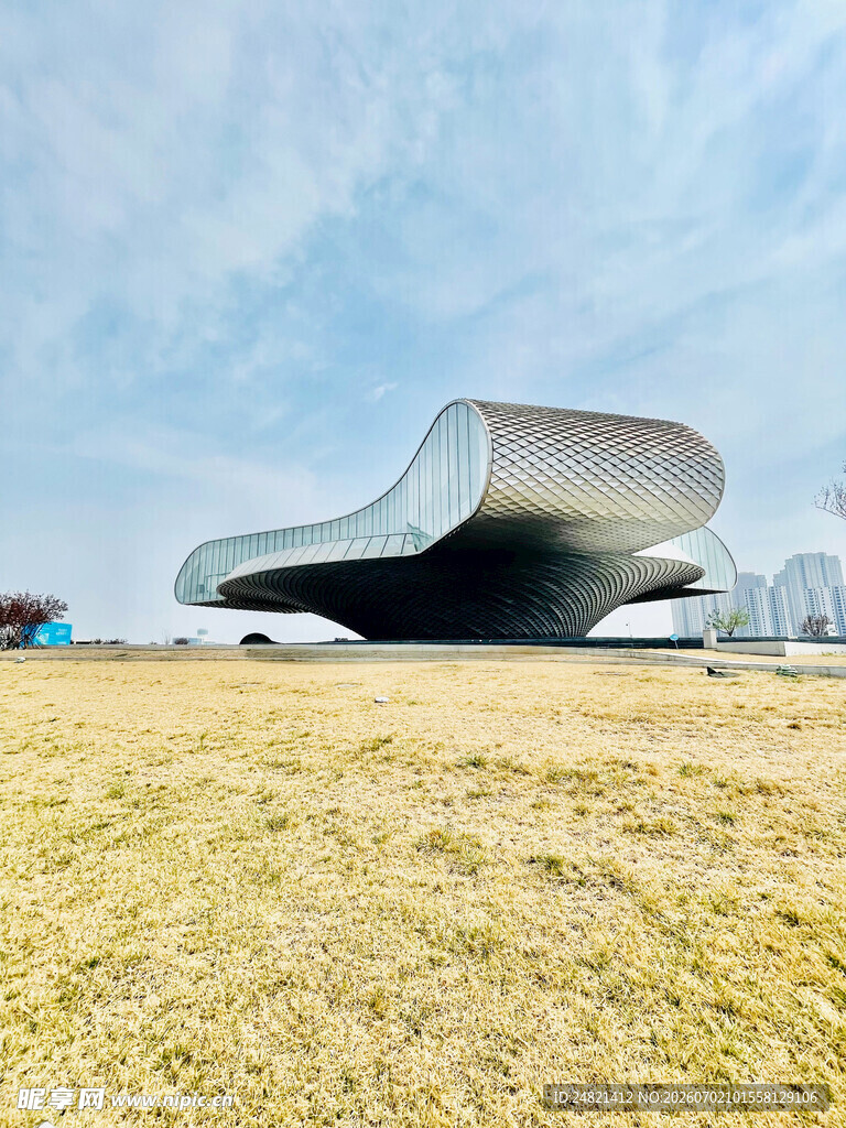 现代风格建筑屹立旷野
