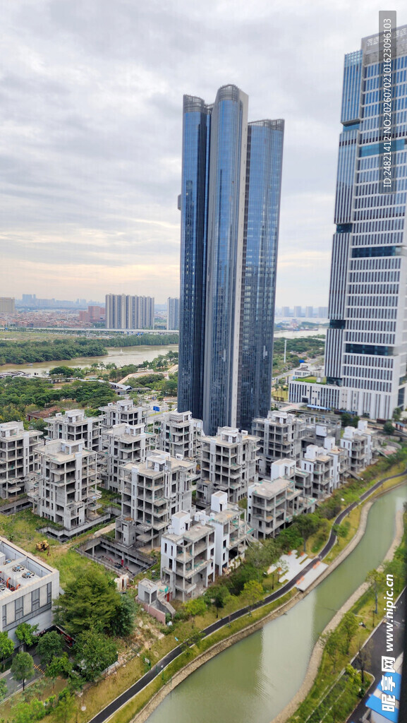 城市河畔高楼建筑群景观