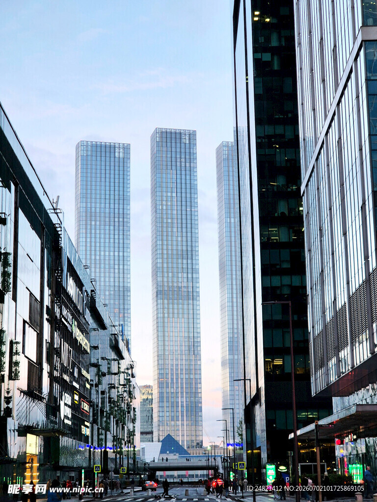 城市繁华街道与摩天大楼