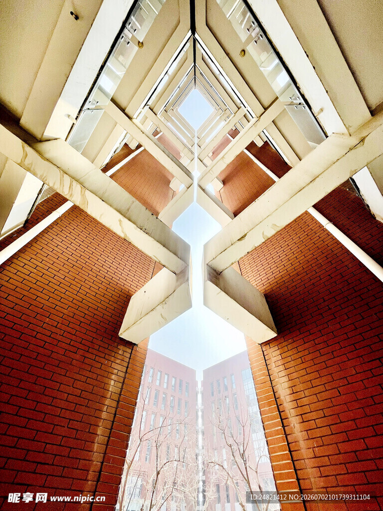 仰视建筑内部独特结构