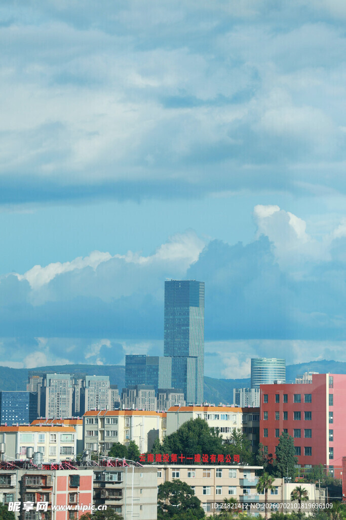 城市天际线与多彩建筑景观