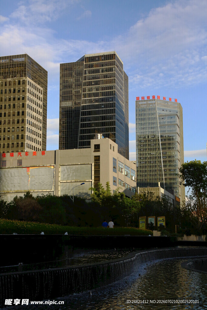 城市河畔的高楼建筑群
