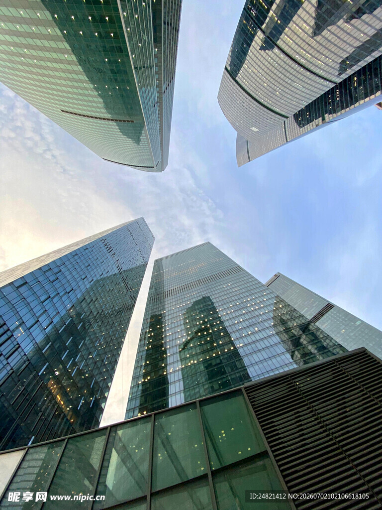 仰视都市摩天大楼景观