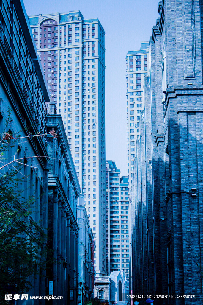 都市高楼林立的街道景观