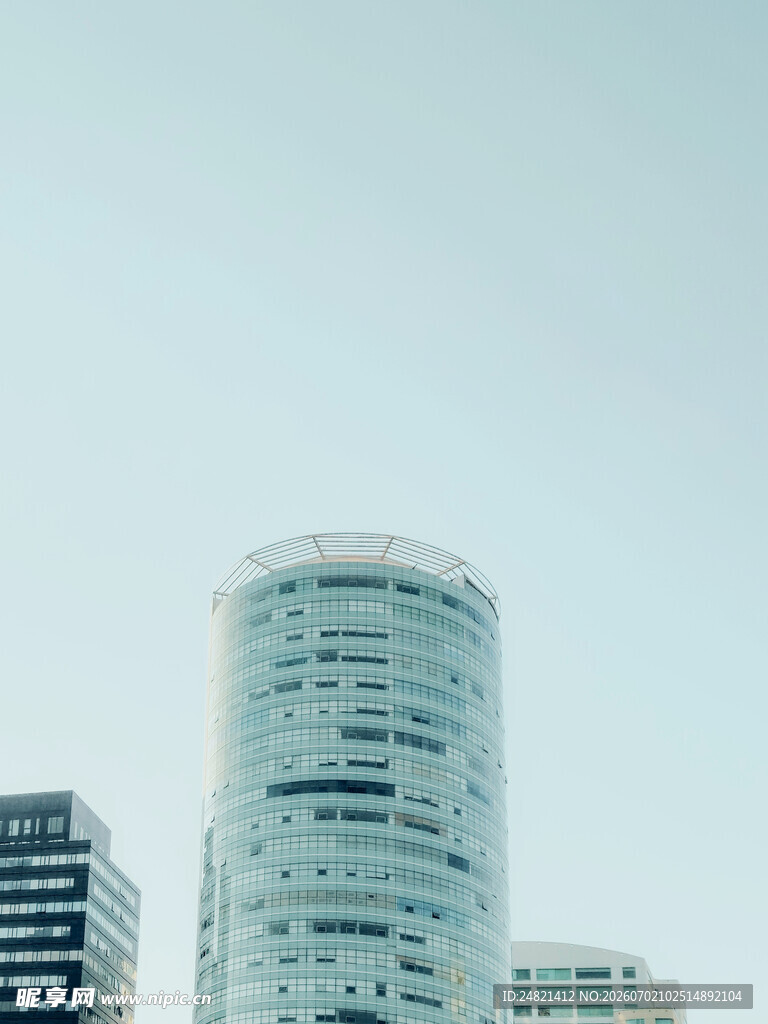城市中高耸的现代建筑