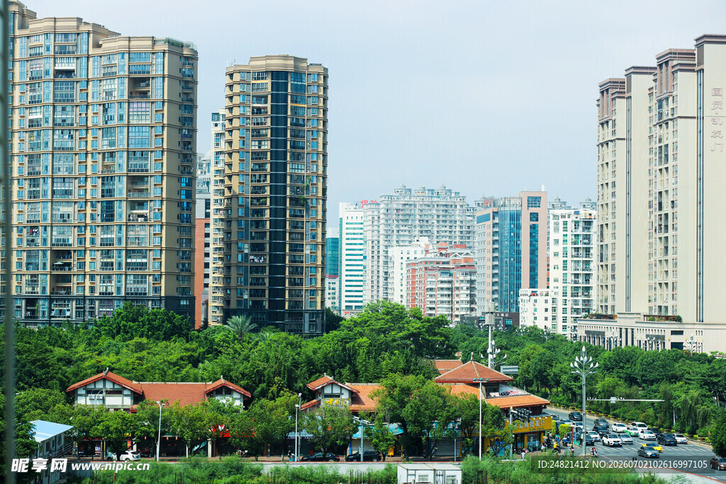 城市高楼与绿植景观