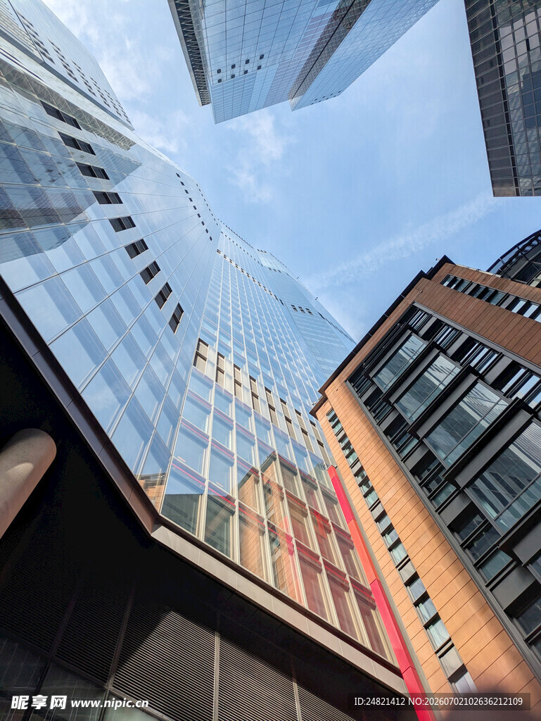 仰视城市现代摩天建筑群
