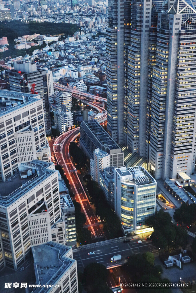 城市夜景高楼间车流穿梭