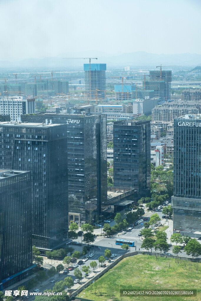 城市高楼与绿地景观
